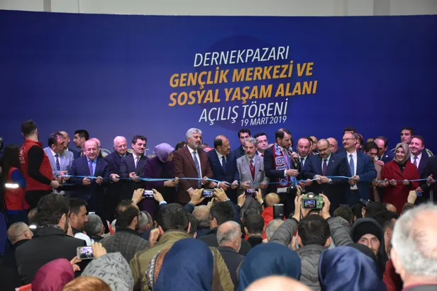 Bakan Albayrak, baba ocağı Dernekpazarı’nda halka seslendi-1