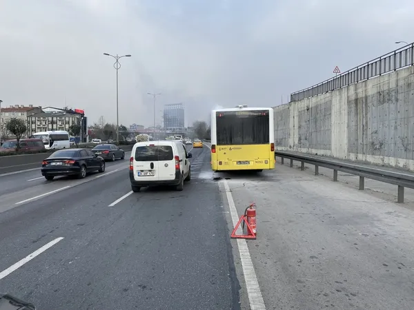 bayrampasada-bir-iett-otobusu-daha-ariza-yapti-1640248410855.jpg Bayrampaşa’da bir İETT otobüsü daha arıza yaptı-3