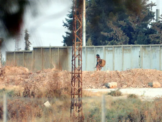 Görüntüler Türkiye'den çekildi! Teröristler sınırda silahlarıyla dolaşıyor-3