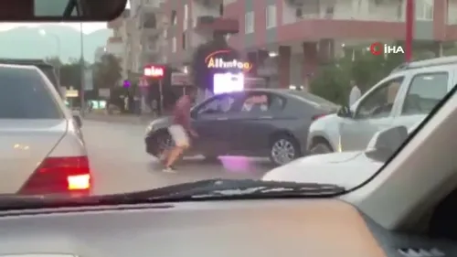 Antalya’da trafikte kavga eden sürücülerden biri diğerine bıçakla saldırdı