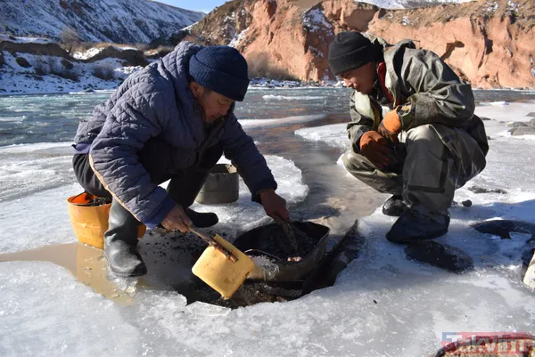 Günlük 389 bin lira kazanıyorlar! Kırgızistan'da altın madencileri dondurucu soğukta altın çıkarıyorlar - 8