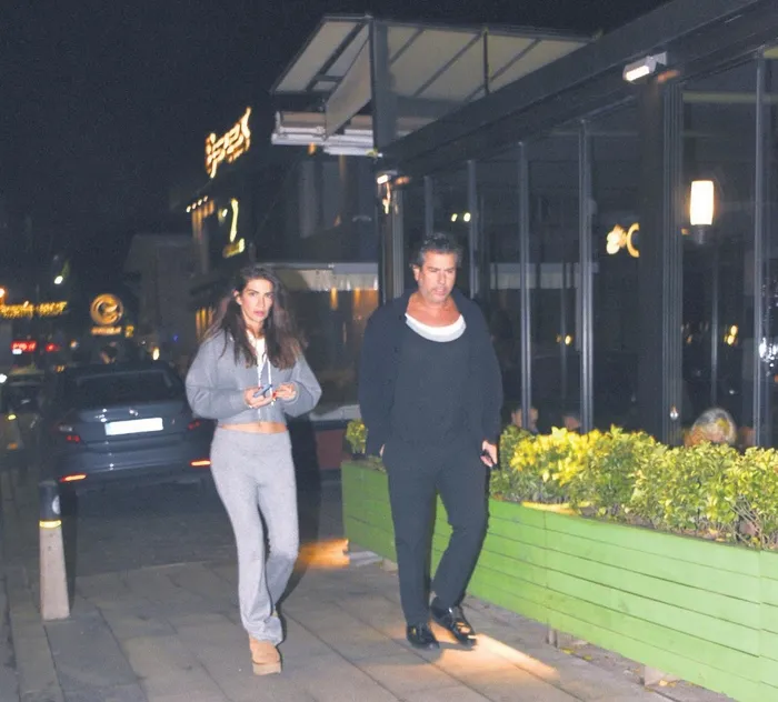 tuvanayi-cabuk-unuttu-izzet-antebi-yeni-sevgilisi-ile-fena-goruntulendi-1703109563979.jpeg Tuvana'yı çabuk unuttu! İzzet Antebi, yeni sevgilisi ile fena görüntülendi-3