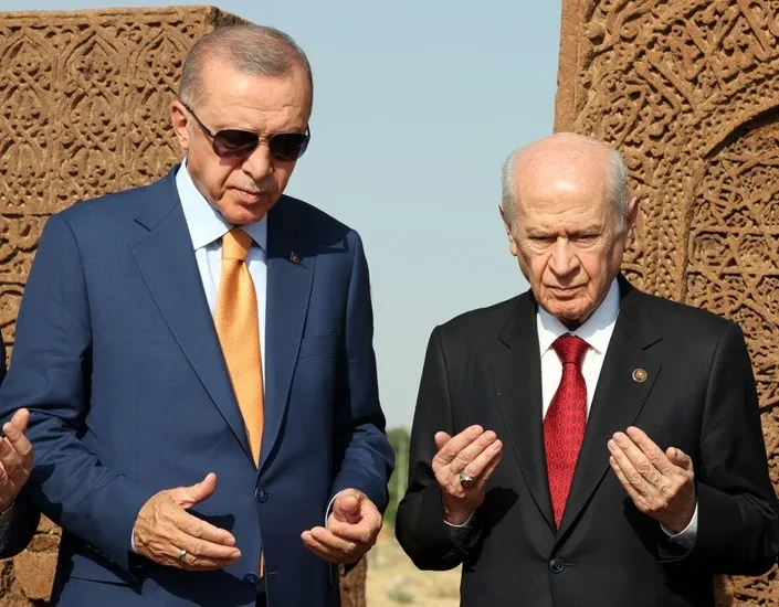 bahceliden-baskan-erdoganin-72-yasina-ozel-72-gul-allah-lafzi-hz-muhammedin-adi-ve-fetih-suresi-detayi-1772103586441.jpeg Bahçeli'den Başkan Erdoğan'ın 72. yaşına özel 72 gül | Allah lafzı, Hz. Muhammed'in adı ve Fetih Suresi detayı-4