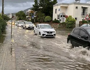 Bodrum’da yollar kapandı, evleri su bastı
