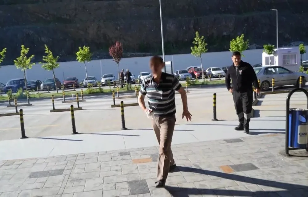 bayramin-ilk-gunu-acemi-kasaplar-acile-kostu-1779867429319.jpg Bayramın ilk günü acemi kasaplar acili doldurdu: “13 dakikada keserim” dedi, kendini yaraladı-6