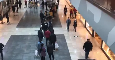 İstanbuldaki alışveriş merkezlerinde Efsane Cuma yoğunluğu! Koronavirüs unutuldu