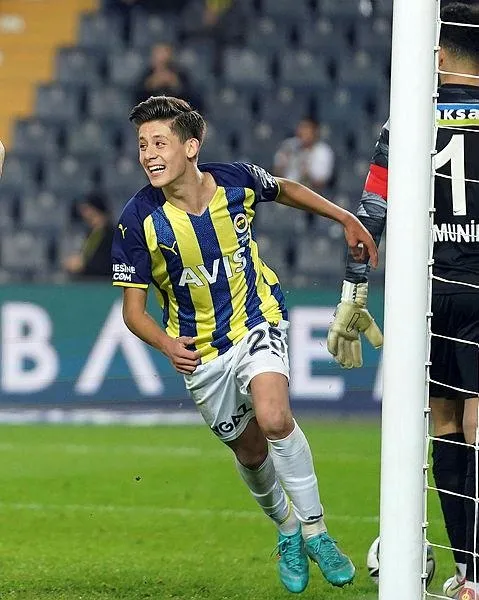 fenerbahcede-arda-guler-cilginligi-en-yuksek-teklif-onun-icin-geldi-1645553583569.jpeg