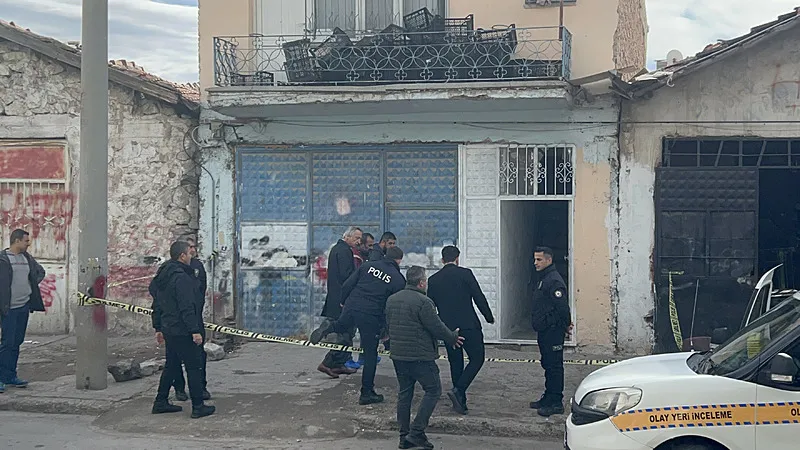 Polis ekipleri incelemelerini sürdürüyor (DHA)