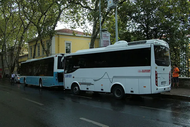 Turistleri taşıyan midibüs belediye otobüsüne çarptı-1