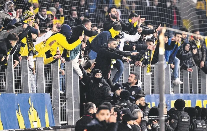 Faruk Koca'nın hakem Halil Umut Meler'e attığı yumruk Türk futbolunu tüm dünyaya rezil etti-2