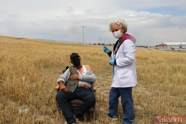 SON DAKİKA: Ankara Polatlı'da çiftçilerin Kovid-19 (koronavirüs) aşısı tarlada yapıldı - 3