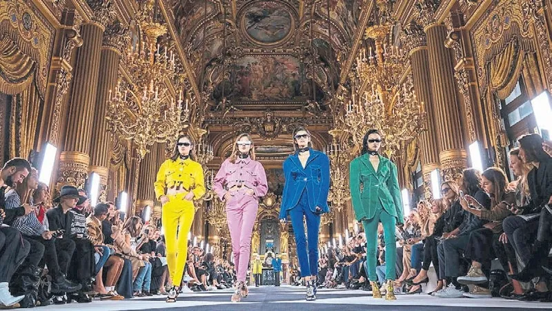 Hande Erçel, Afra Saraçoğlu, Tuba Büyüküstün ve Aslıhan Malbora, Paris Moda Haftası'nda tüm bakışları üzerine topladı. (Takvim gazetesi)