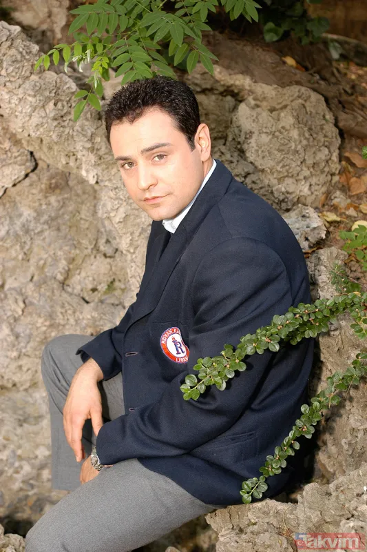 2010-2011 yılları arasında TRT 1'de yayınlanan Elde Var Hayat dizisinde Rıfat Sancaklı karakterini canlandırmıştır. 2015-2018 yılları arası yayımlanan Kırgın...