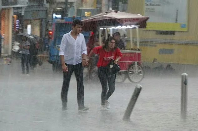 Meteoroloji'den İstanbul, Marmara ve Trakya'da kuvvetli yağış uyarısı
