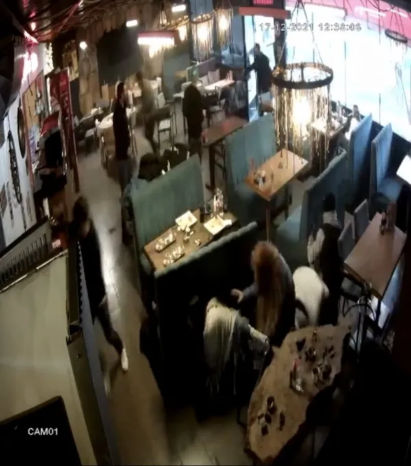 kafeteryada-dehset-anlari-kamerada-park-yeri-yuzunden-kursun-yagdirdi-1639811009248.jpg Kafeteryada dehşet anları kamerada! Park yeri yüzünden kurşun yağdırdı-6