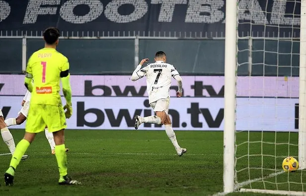 juventus-deplasmanda-genoayi-ronaldonun-penalti-golleriyle-yendi-1607888609491.jpeg Juventus deplasmanda Genoa'yı Ronaldo'nun penaltı golleriyle yendi-3