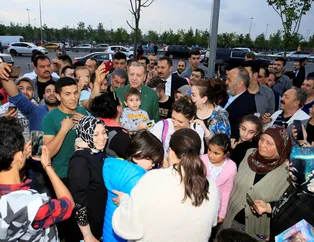 Cumhurbaşkanı Erdoğan Zeytinburnu'nda iftarı bekleyen vatandaşlarla sohbet etti