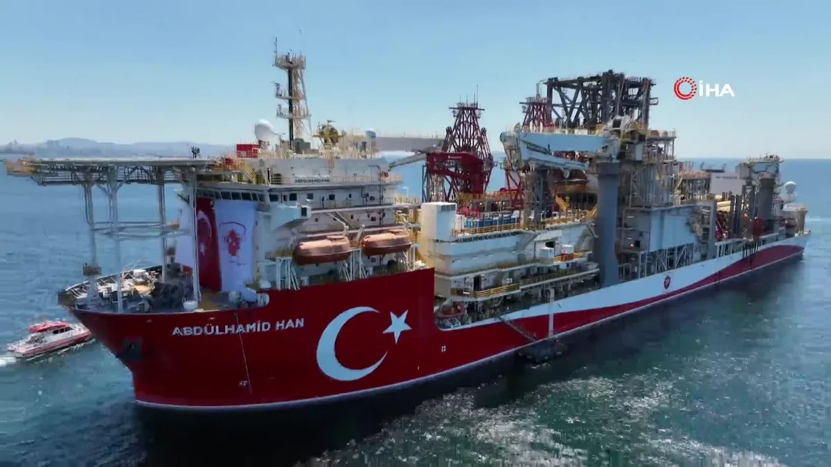 Abdülhamid Han sondaj gemisi, Zeytinburnu açıklarında görüntülendi!