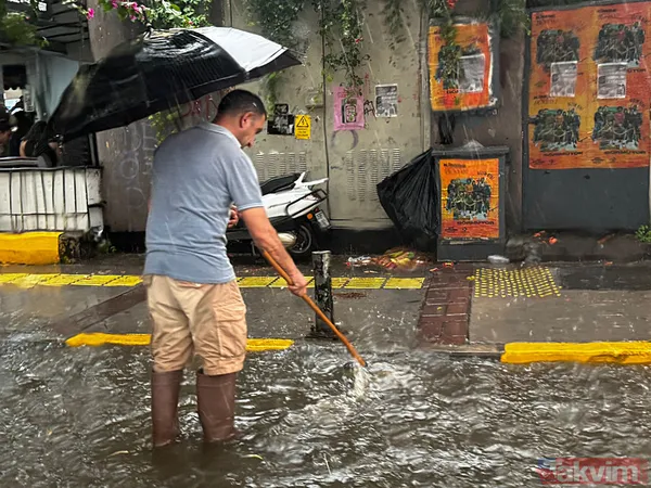 İzmir'de kent merkezi sularla doldu: Ağaçlar devrildi, araçlar gidemedi | Sokakta 2 kişi elektrik akımına kapılarak hayatını kaybetti - 16