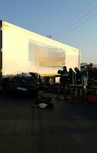 Çorum'da katliam gibi kaza! Otomobil TIR'ın altına girdi