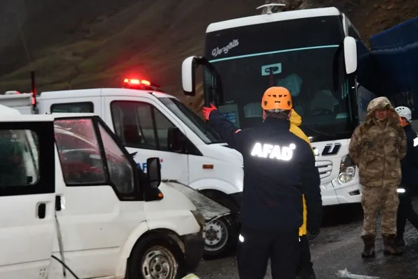 hakkaride-yolcu-otobusu-karsi-yonden-gelen-tir-ve-minibusle-carpisti-3-olu-7-yarali-1681315168719.jpg
