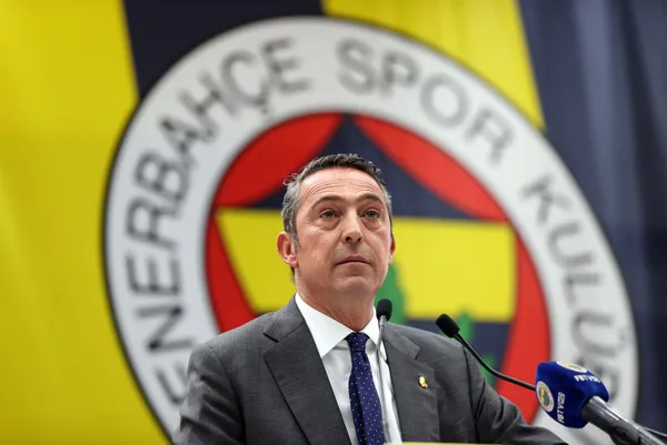 fenerbahcede-tansiyonu-yuksek-toplanti-ali-koctan-valenciaya-tepki-ceken-sozler-aptalca-bir-hareket-1675509651185.jpg Fenerbahçe'de tansiyonu yüksek toplantı! Önce hükümeti hedef aldı sonra Enner Valencia'ya salladı-7