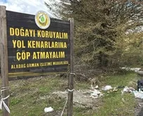 Gölcük Tabiat Parkı yolunda duyarsızlık... Çöp atmayın tabelasının dibini çöplüğe çevirdiler