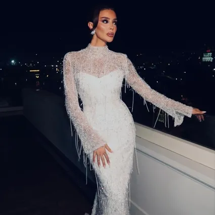 Özge Ulusoy’un podyumdaki zor anları: Ayakkabısı ayağından fırladı