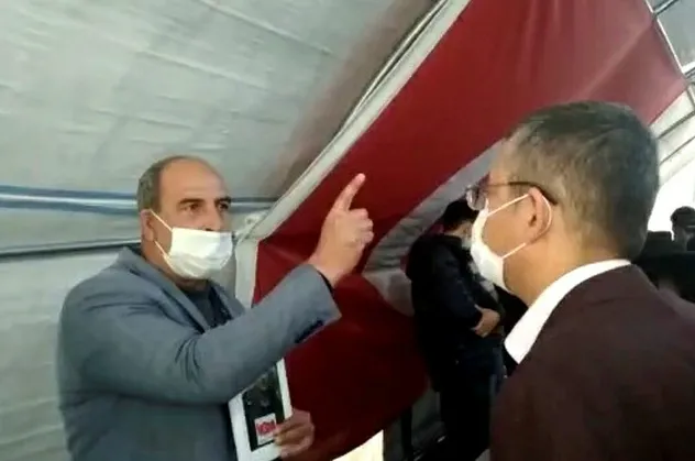 Diyarbakır'da evlat nöbetindeki ailelerden CHP'li Özgür Özel ve Sezgin Tanrıkulu'na şok! Yuhaladılar