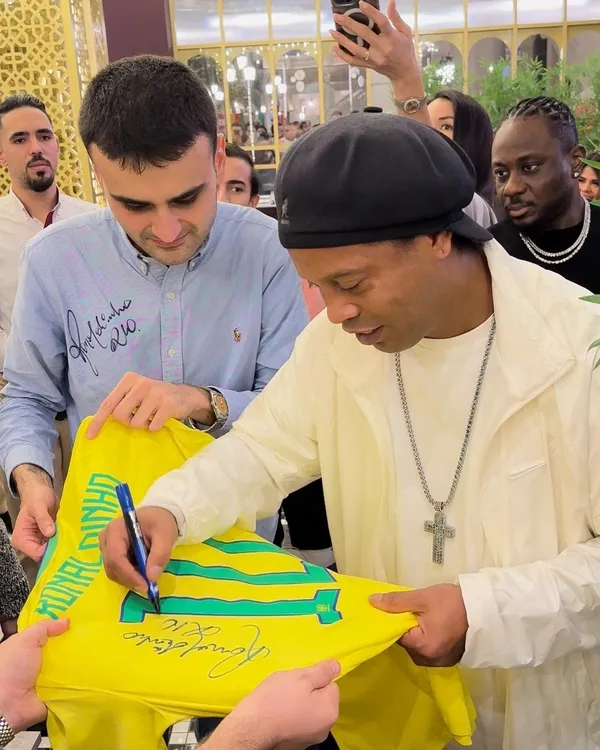 CZN Burak lakaplı Burak Özdemir harekete geçti! Messi ve Ronaldinho formasını depremzedeler için satışa çıkarttı!