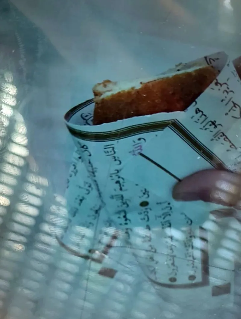 Kantinci yaptığı tostları Kur'an-ı Kerim sayfalarına sardı (İHA)