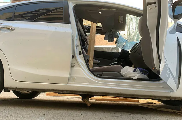Adıyaman'da inanılmaz görüntü! Otomobilin tavanından girdi altından çıktı