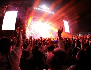 Wuhan’dan şok görüntüler! Binlerce kişilik müzik festivali!