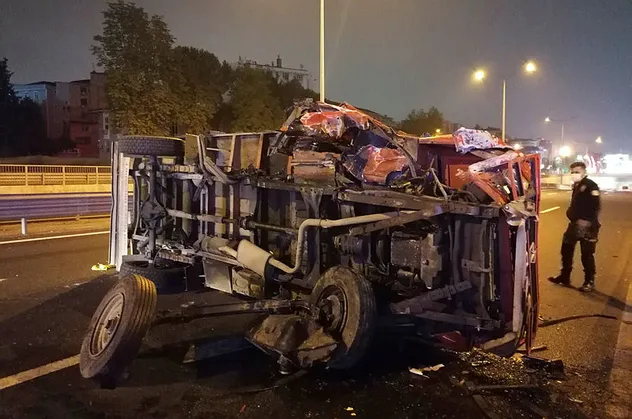 Sebze yüklü kamyon devrildi: 1 yaralı