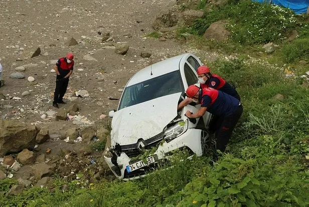 deniz-manzarasi-izlerken-otomobili-ucurumdan-yuvarlandi-1622132482832.jpeg