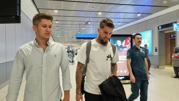 besiktasin-yeni-transferi-lyanco-istanbula-geldi-1689791715605.jpeg Beşiktaş'ın yeni transferi Lyanco, İstanbul'a geldi-2