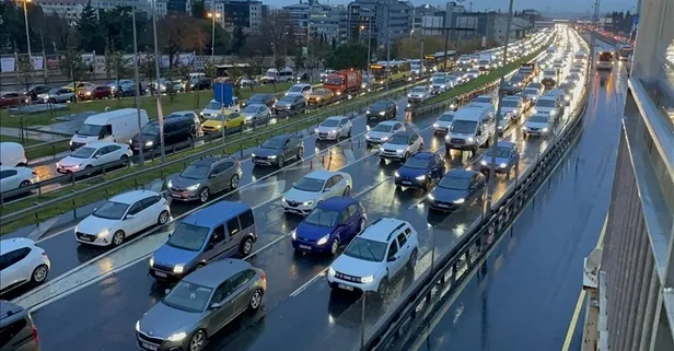 İstanbul trafiği kilitlendi: Yoğunluk yüzde 87’ye ulaştı