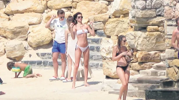 mikanosda-tatil-yapan-cagla-sikel-gitti-mekanda-ters-kose-oldu-1657396329334.jpeg Mikanos'da tatil yapan Çağla Şıkel gittiği mekanda ters köşe oldu-10