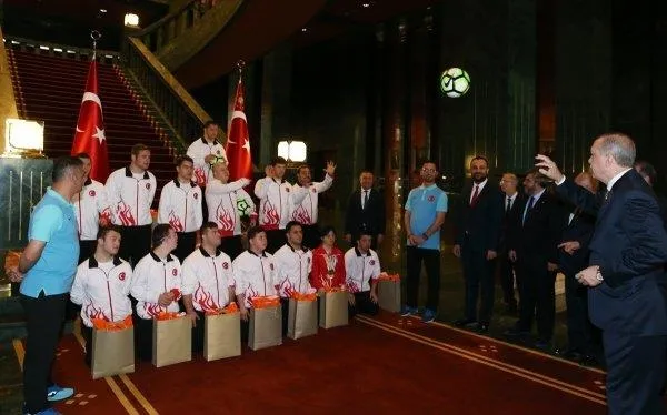 Cumhurbaşkanı down sendromlu sporcuları kabul etti-9