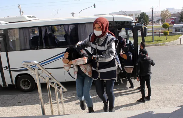 anali-kizli-fuhus-imparatorlugu-cokertildi-7-kisi-tutuklandi-1635401218444.jpg Analı kızlı fuhuş imparatorluğu çökertildi! 7 kişi tutuklandı-2