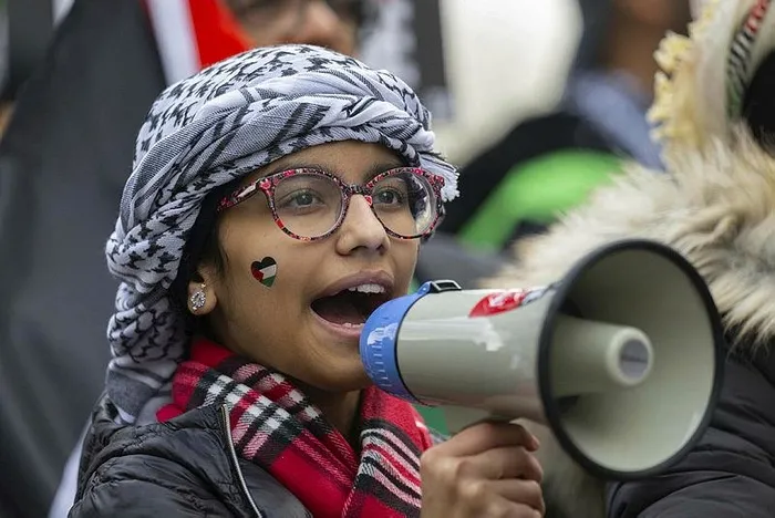 londrada-filistin-icin-insan-seli-ateskes-oylamasina-veto-veren-abd-ve-cekimser-oy-kullanan-ingiltereye-tepki-1702142294658.jpeg Londra'da Filistin için insan seli! ABD ve İngiltere'ye BMGK tepkisi: Sizden utanç duyuyoruz-10