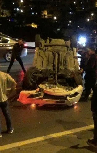İzmir'de alkollü sürücü kaldırıma çarptı takla attı