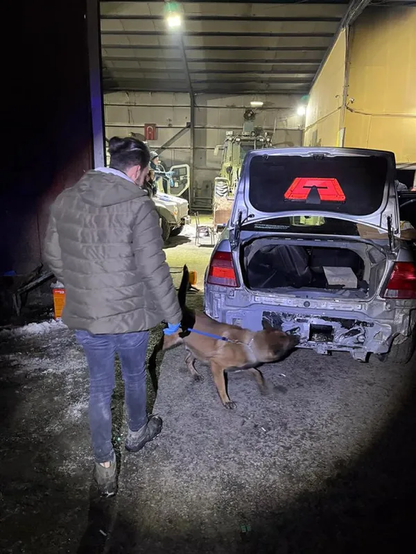 son-dakika-hakkaride-bir-polis-memurunun-aracindan-52-kilo-500-gram-patlayici-cikti-patlayicilar-boyle-ele-gec-1647954021886.jpg