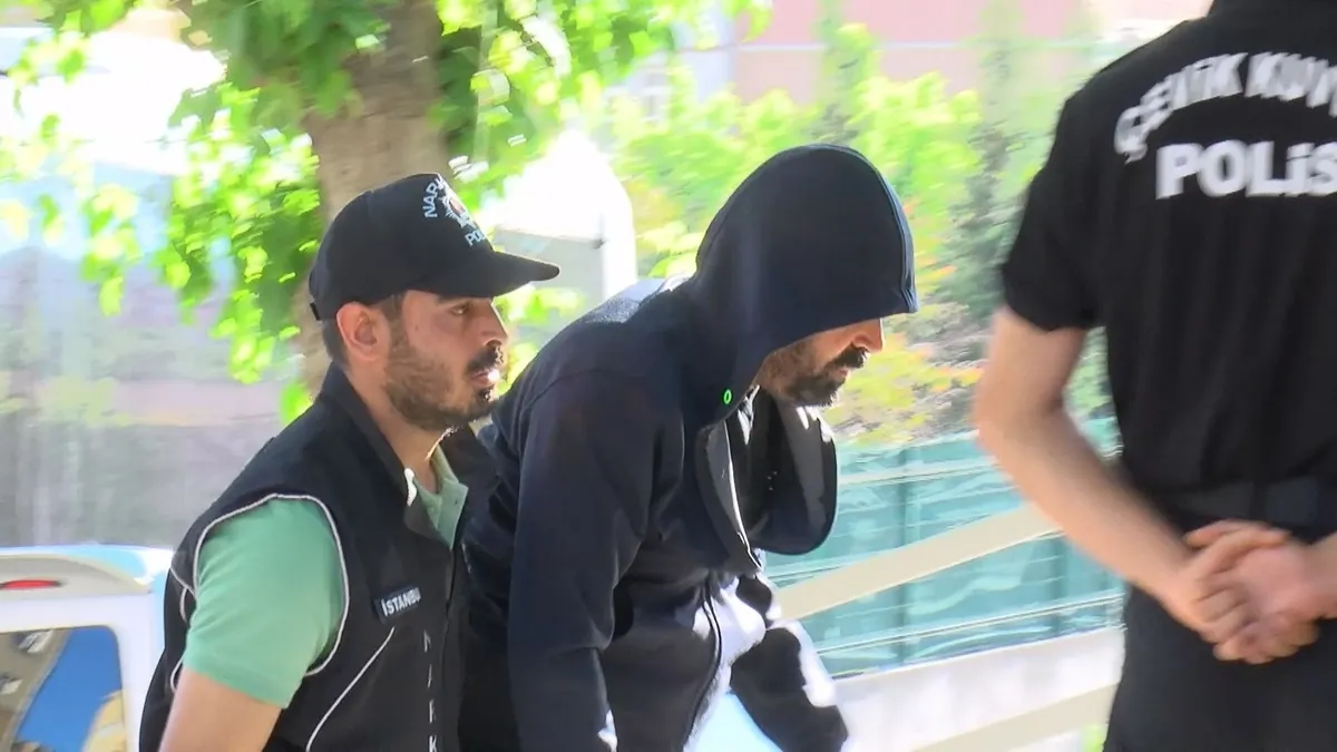 unlulere-uyusturucu-operasyonunda-tam-liste-takvimde-kenan-dogulu-beren-saat-enis-arikan-chpli-adnan-bekerin-o-1781247407541.jpeg Ünlülere uyuşturucu operasyonunda tam liste Takvim'de! Kenan Doğulu, Beren Saat, Enis Arıkan... | 9'una tutuklama-4