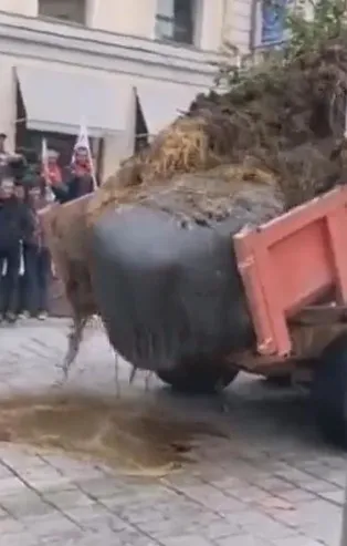 Fransa'da artan enerji ve yem fiyatlarını protesto eden çiftçiler hükümet binalarının önüne gübre döktü