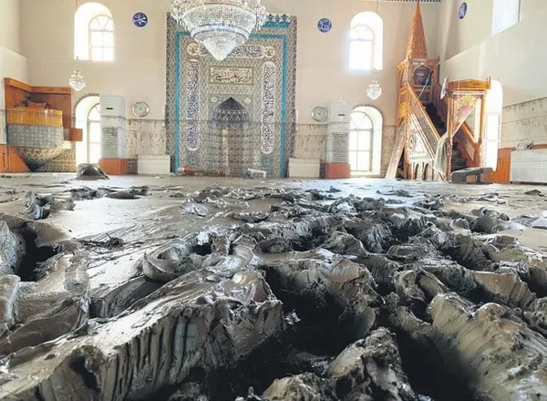 65 yaşındaki Emekli Astsubay Turhan Tekin, azgın sel sularına daldı! Yurtta mahsur kalan 19 kız öğrenciyi kurtardı-8