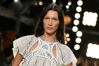 Lyme hastalığı ile mücadele eden Bella Hadid 5 ay sonra setlere geri döndü!