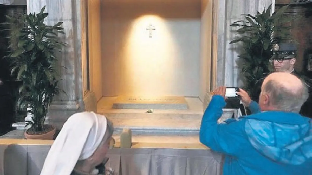 İşte Papa’nın mezarı!