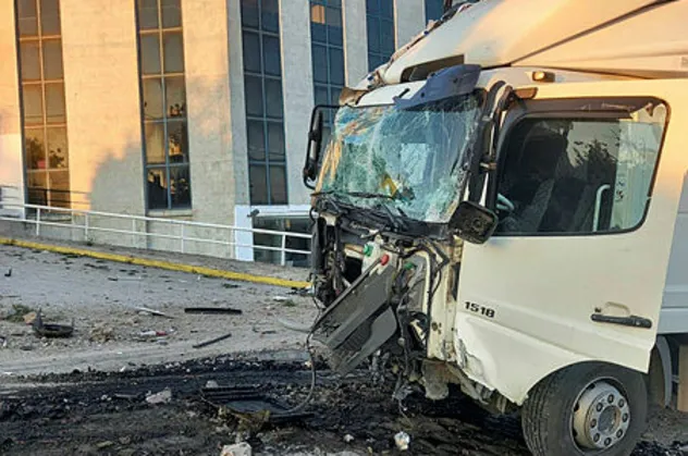 Yalova'da kontrolden çıkan kamyon önce iş yerine daldı ardından 2 araca çarptı