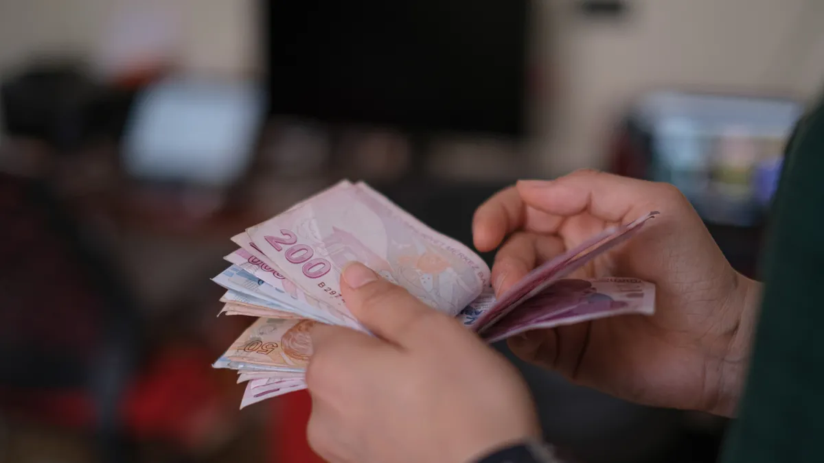 SSK ve BAĞKUR emeklilerine %17.82’lik zam! En düşük maaş 14.469 TL’den 17 bin 42 TL’ye yükselecek! Refah payı dahil...